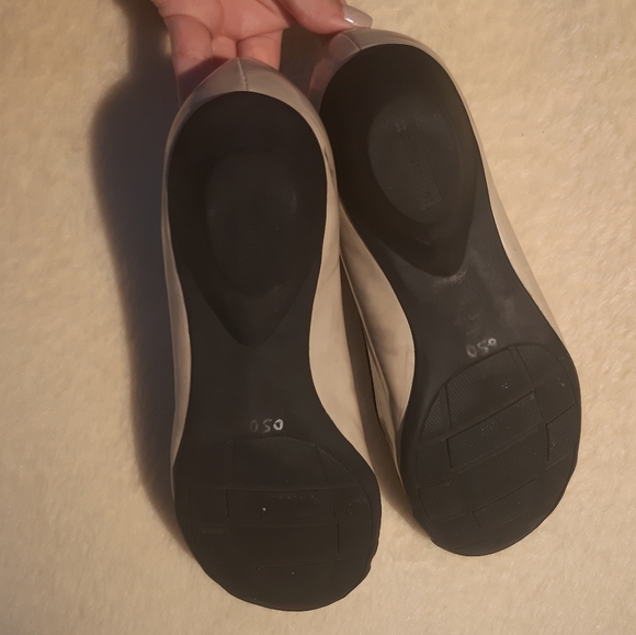 Naturalizer beige and black flats with gold strap - Picture 3 of 14